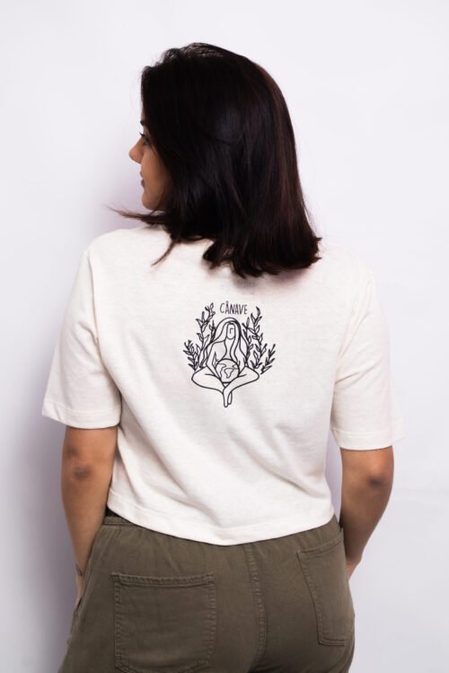 mãe terra sentada off white 04 (gi) Cropped Mãe Terra